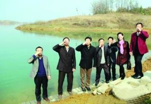 活動儀式現場，一眾人舀起漳河水直接喝下