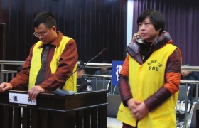 12月10日，衡陽市中級人民法院，顧湘陵（左）和妻子吳利君當庭接受庭審。圖/通訊員李建輝