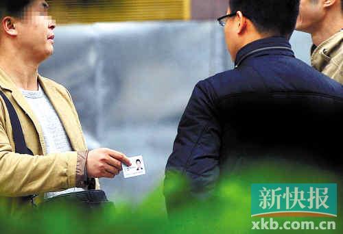 在進行了近半個月暗訪調查中，有證販子告訴記者稱，二代身份證買賣已形成產業鏈，不僅貨源穩定，生意也是相當紅火。■正佳廣場附近，一名男子正向記者兜售二代身份證。