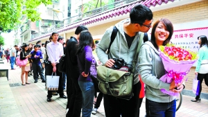 2011年11月11日，越秀區(qū)民政局，登記結(jié)婚的隊伍排了足有一百米長（資料圖片）。　記者黃澄鋒攝