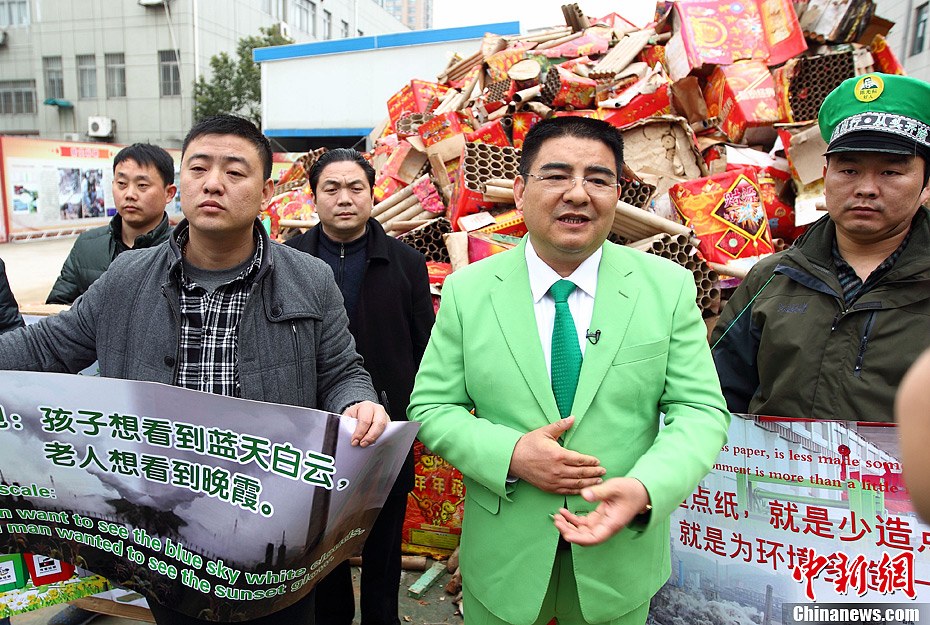 陳光標街頭宣傳環保 污染企業主自扇耳光