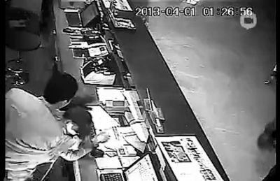 第三名白衣男子沖進柜臺內對女服務員一頓拳打腳踢。