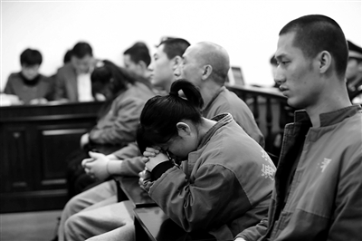 昨日，因涉嫌誘騙男網(wǎng)友進行高額消費，海淀區(qū)一咖啡廳負責人及“吧女”等14人受審。新京報記者 王貴彬 攝