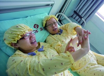 生完寶寶后姐妹倆在床上聊天。