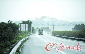 　當(dāng)天事故發(fā)生的現(xiàn)場(chǎng)處于一個(gè)彎道，很多司機(jī)反映說(shuō)來(lái)不及減速。