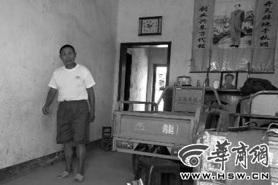8月16日，在家中接受監外執行4年刑期的汪衛國（化名）剛剛送走家訪的法官。