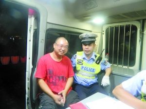 冉強(qiáng)開心地接受了民警的處罰和教育。高新區(qū)交巡警支隊(duì)供圖