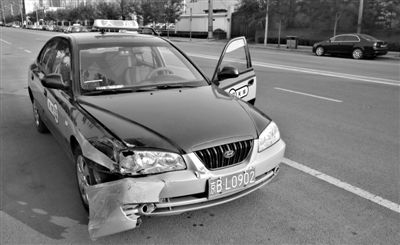 昨日，朝陽區(qū)林萃路，因連撞“克隆”車，的哥劉師傅的車輛受損送修。新京報記者 黃月 攝