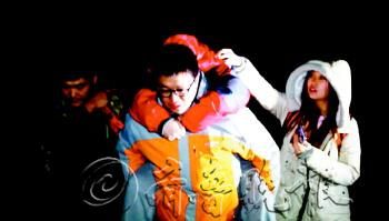　途中女隊(duì)友小妮突發(fā)高燒，男隊(duì)員輪流背了她三個小時，直到網(wǎng)友開車來接