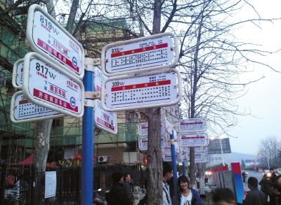 3月16日，江蘇省南京市，眾多乘客在“火車站廣場東”站臺候車。圖/東方IC