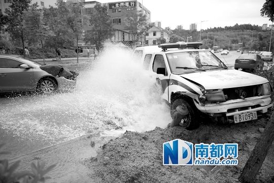 昨日，龍華金龍路，男子開走警車，后撞上消防栓停下，警車車頭受損。