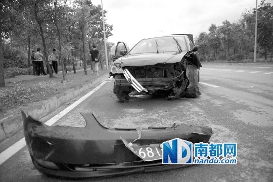 男子搶的比亞迪轎車車頭損毀嚴重。