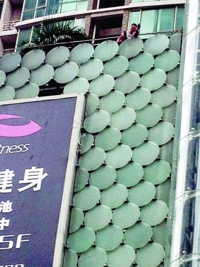 環(huán)亞廣場5樓露臺上，有一男子揚(yáng)言跳樓。