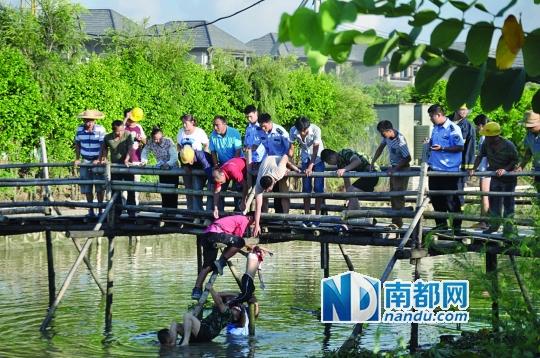 救援人員合力打撈起落水女孩，后經(jīng)醫(yī)護(hù)人員確認(rèn)已經(jīng)死亡。受訪者供圖