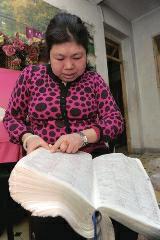 背單詞，是很多學生學習英語時最頭疼的事兒，而西安51歲大學英語老師李艷芝在兩年內背完《英漢大詞典》22萬個英語詞匯，學生稱贊其為一本活的《英漢大詞典》；兒子自小患有自閉癥，生活不能自理，20年前又與丈夫離婚，面對生活的不幸，她秉承“你必須一直向前”的信念。