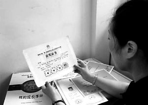 思念小寶的時候，李女士就一遍遍整理孩子留在家里的物品。