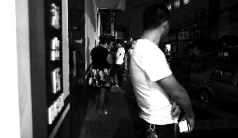 通過聊天軟件陌陌，男子小黃認(rèn)識(shí)了女孩小李，兩三天后，兩人就住到了一起。但好景不長，兩人在一起僅過了十幾天，戀愛關(guān)系即破裂，小黃稱曾給小李花了一萬余元。日前，小黃以詐騙為由將小李帶到派出所。