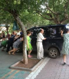 今年夏天壩壩舞成員將一輛小車推向公路。（圖據網絡）