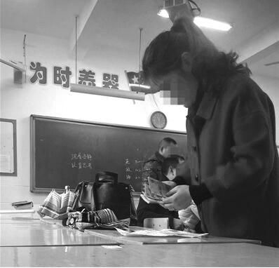 湖南一中學(xué)家長(zhǎng)接通知交上千元慰問(wèn)補(bǔ)課老師