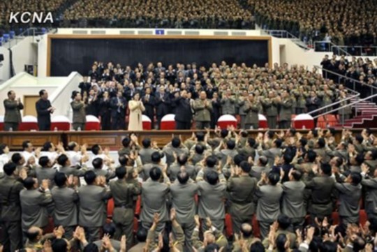 朝中社報(bào)道，朝鮮最高領(lǐng)導(dǎo)人金正恩10月29日攜夫人李雪主出席并觀看了紀(jì)念金日成軍事綜合大學(xué)建校60周年牡丹峰樂團(tuán)演出。圖片來源：朝中社