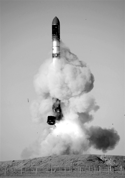 　2007年6月15日，俄羅斯在哈薩克斯坦的軍事場地試射一枚“RS-20”導(dǎo)彈。尚未有媒體公布新型固