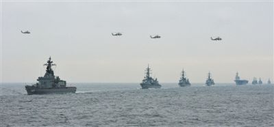 2012年10月14日，日本海上自衛(wèi)隊(duì)舉行閱艦式。2013年，日本自衛(wèi)隊(duì)時隔11年首增防衛(wèi)預(yù)算。資料圖片