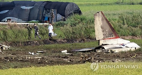 當(dāng)?shù)貢r(shí)間28日下午2時(shí)8分許，韓國(guó)一架空軍教練機(jī)T-50在全羅南道光州市西區(qū)細(xì)荷洞農(nóng)田墜毀。