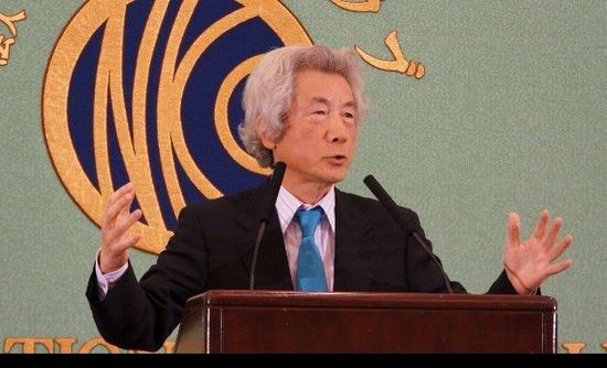 日本前首相小泉純一郎11月12日發(fā)表演說(shuō)，支持安倍晉三對(duì)中國(guó)強(qiáng)硬，并鼓動(dòng)其參拜靖國(guó)神社。