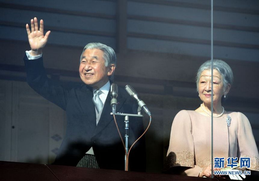當地時間12月23日，在位于日本東京的皇宮，日本明仁天皇向民眾致意。