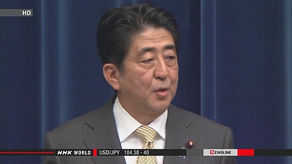 日本首相安倍晉三出發前往瑞士前接受記者采訪。