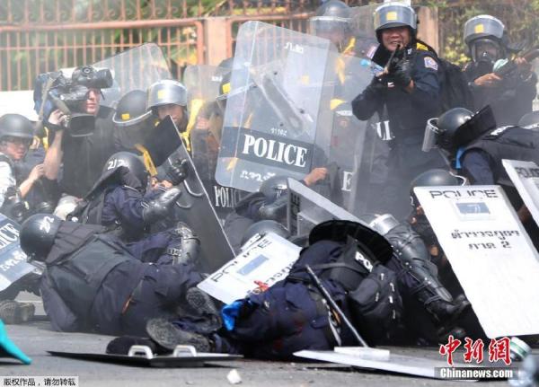 當地時間2月18日，泰國曼谷警方與示威者發生沖突。