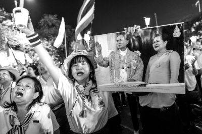 5日，泰國巴蜀府海濱度假勝地華欣，數萬民眾身穿國王的代表色“黃色”T恤，自發上街，口喊“國王萬歲”的口號。