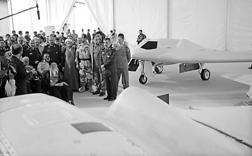 　哈梅內伊（中）11日參觀伊朗版RQ-170無人機。