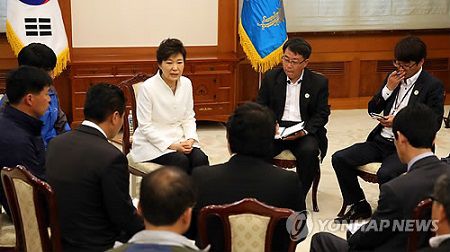 16日下午，樸槿惠接見“世越”號客輪遇難者家屬，并在家屬面前親自道歉。（韓聯社）