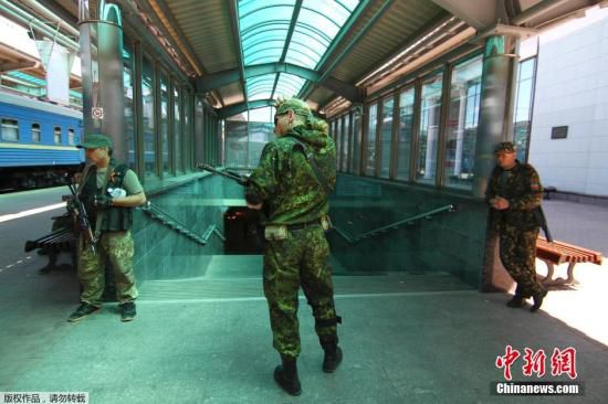 烏克蘭政府軍和民間武裝在頓涅茨克機(jī)場火車站附近發(fā)生激烈交火,火車站附近街道受到炮彈猛烈襲擊。