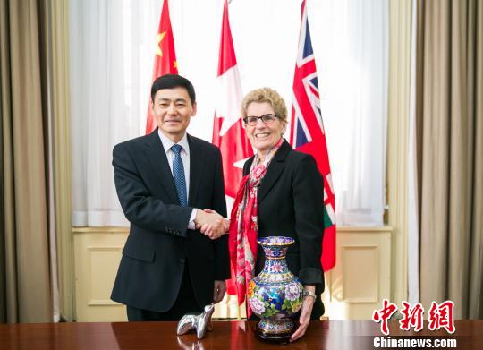 　圖示省長(zhǎng)韋恩（右）與薛冰總領(lǐng)事首度官式會(huì)晤。　安省/攝