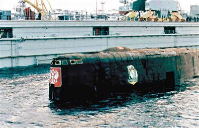 2001年，與失火核潛艇屬于同一級(jí)的“庫爾斯克”核潛艇時(shí)隔14個(gè)月被打撈出海。
