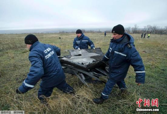當地時間2014年11月16日，烏克蘭頓涅茨克地區，墜毀MH17飛機殘骸收集工作進行中。