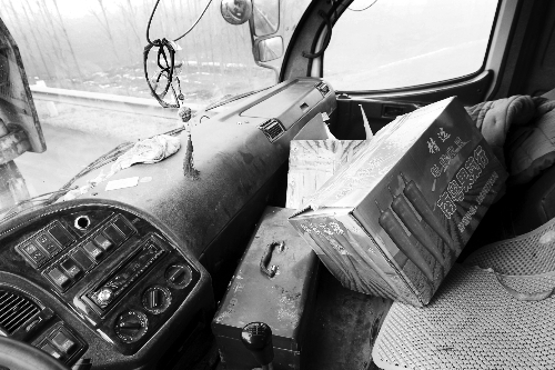 　在事故救援車的副駕駛位置發現兩箱事故車上拉的蔬菜