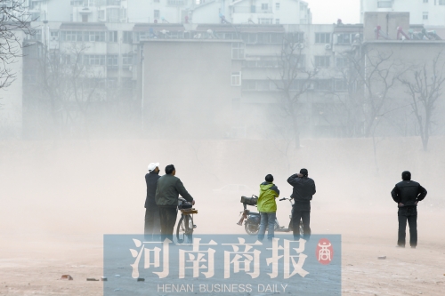 昨天下午，市區(qū)飛沙走石，揚塵嚴重