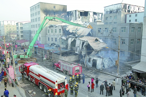 風(fēng)助火勢，6座相鄰的居民樓加建的板房樓陸續(xù)被大火引燃。