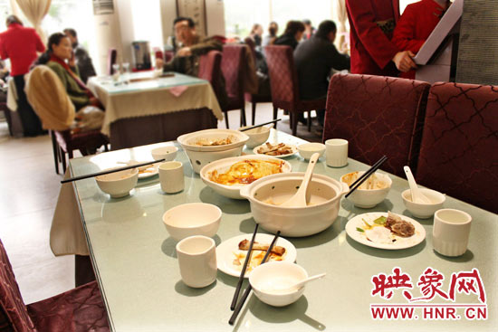 3月22日，阿五美食英協(xié)路店幾位顧客用完餐后，盤子里的食物所剩無幾。