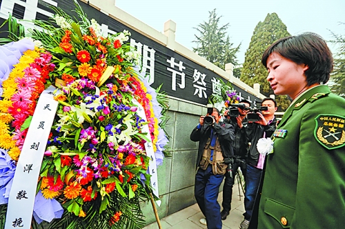 　　4月4日,我國(guó)首位女航天員劉洋來(lái)到林州市烈士陵園。在烈士紀(jì)念碑前,劉洋和眾人一起列隊(duì)肅立默哀致敬