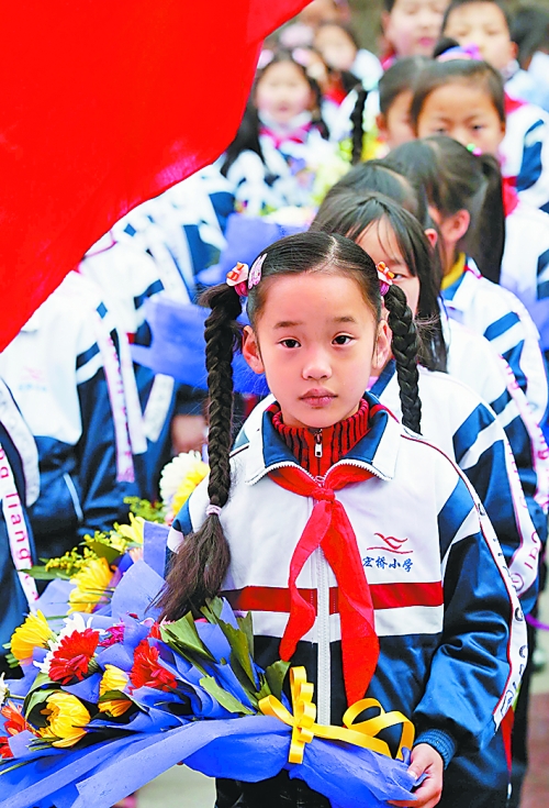 　4月4日,許多小學(xué)生來(lái)到新縣鄂豫皖革命烈士紀(jì)念館為烈士掃墓。記者　王天定　攝