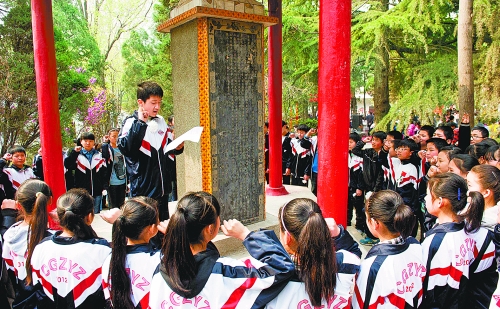 　　4月3日,宜陽(yáng)縣1000余名師生通過(guò)獻(xiàn)花、宣誓、掃墓、讀祭文等形式緬懷革命先烈。 田義偉 攝