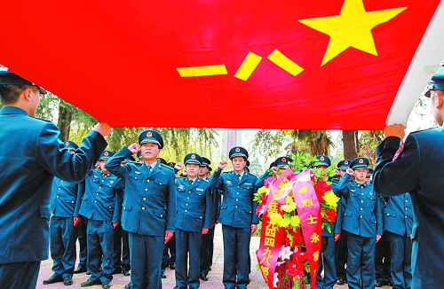 　　“我宣誓:保衛(wèi)祖國(guó)藍(lán)天不受侵犯!”4月3日,濟(jì)空某部的官兵來(lái)到內(nèi)鄉(xiāng)縣烈士陵園掃墓,通過(guò)敬獻(xiàn)花籃、