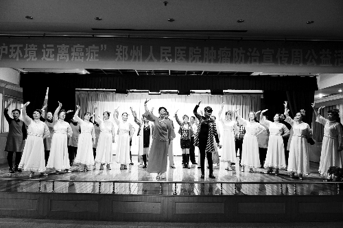 昨日，鄭州人民醫院舉辦了一臺特殊的晚會，表演的和看表演的大都是癌癥患者 河南商報記者 王春勝/攝　