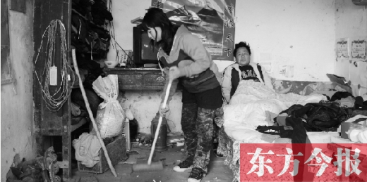 　寧陵縣趙村鄉(xiāng)大楊莊村，16歲的王香浦在打掃家里的衛(wèi)生，床上躺著她的爸爸　