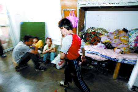 孩子們住在這里，沒有上學(xué)，大部分時間是練功，出去表演