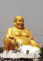 　4月25日，洛陽龍華歡樂園，網上引起熱議的“大背頭彌勒佛”。